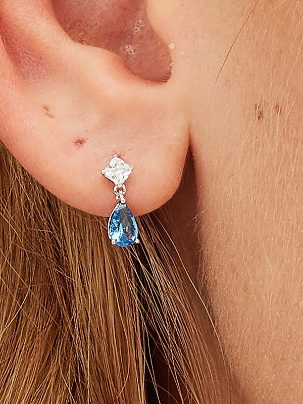 Brosway Fancy Freedom Blue ženske minđuše od srebra 925 sa plavim cirkonom. Elegantni srebrni nakit sa rodijumskom prevlakom, hipoalergen i pogodan za svakodnevno nošenje.