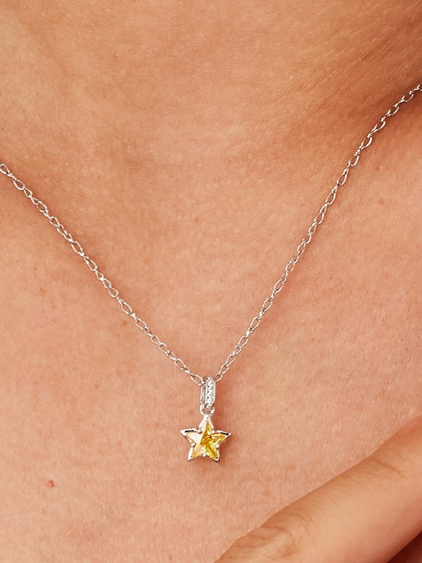 Brosway Fancy Energy Yellow ženski privezak od srebra 925 u obliku zvezde sa žutim cirkonom. Elegantni srebrni nakit sa rodijumskom prevlakom, hipoalergen i idealan za svakodnevno nošenje.