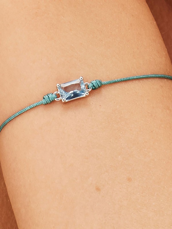 Brosway Fancy Light Blue ženska narukvica od srebra 925 sa plavim kanapom i plavim cirkonom. Moderan i lagan srebrni nakit sa rodijumskom prevlakom, idealan za svakodnevno nošenje.