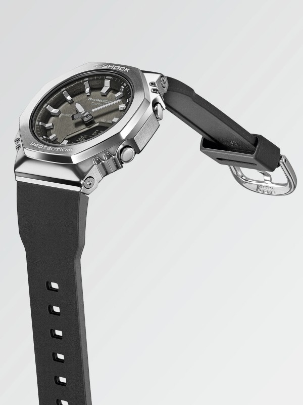 Ženski G-Shock sportski sat sa crnom gumenom narukvicom i čeličnim okvirom kućišta. Kompaktan, moderan i otporan na udarce, idealan za aktivan i urbani stil.