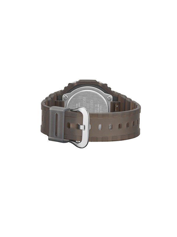 Muški G-Shock sportski sat u mat braon boji sa gumenom narukvicom. Otporan na udarce, analogno-digitalni prikaz i vrhunske funkcije za svakodnevnu upotrebu.