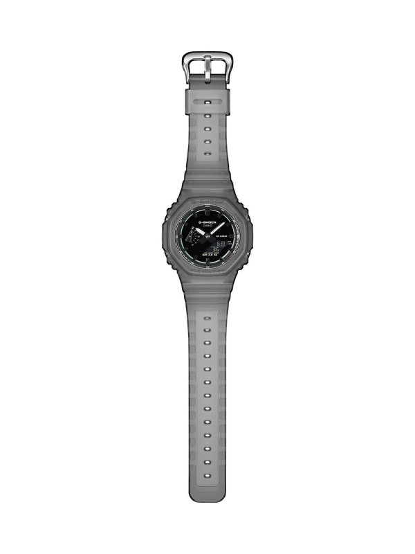 Muški G-Shock sportski sat u mat crnoj boji sa gumenom narukvicom. Otporan na udarce, analogno-digitalni prikaz, moderno i izdržljivo kućište za aktivan stil života.