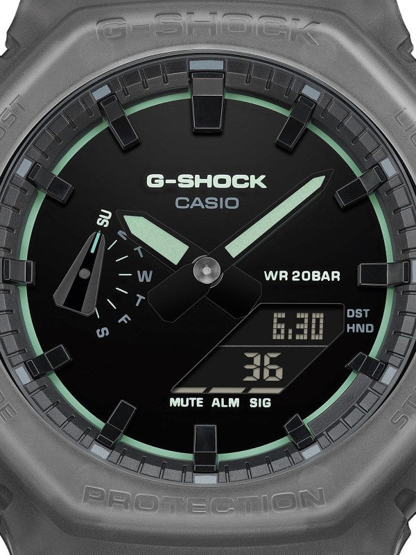 Muški G-Shock sportski sat u mat crnoj boji sa gumenom narukvicom. Otporan na udarce, analogno-digitalni prikaz, moderno i izdržljivo kućište za aktivan stil života.