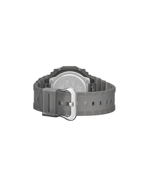 Muški G-Shock sportski sat u mat crnoj boji sa gumenom narukvicom. Otporan na udarce, analogno-digitalni prikaz, moderno i izdržljivo kućište za aktivan stil života.