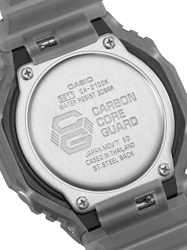 Muški G-Shock sportski sat u mat crnoj boji sa gumenom narukvicom. Otporan na udarce, analogno-digitalni prikaz, moderno i izdržljivo kućište za aktivan stil života.