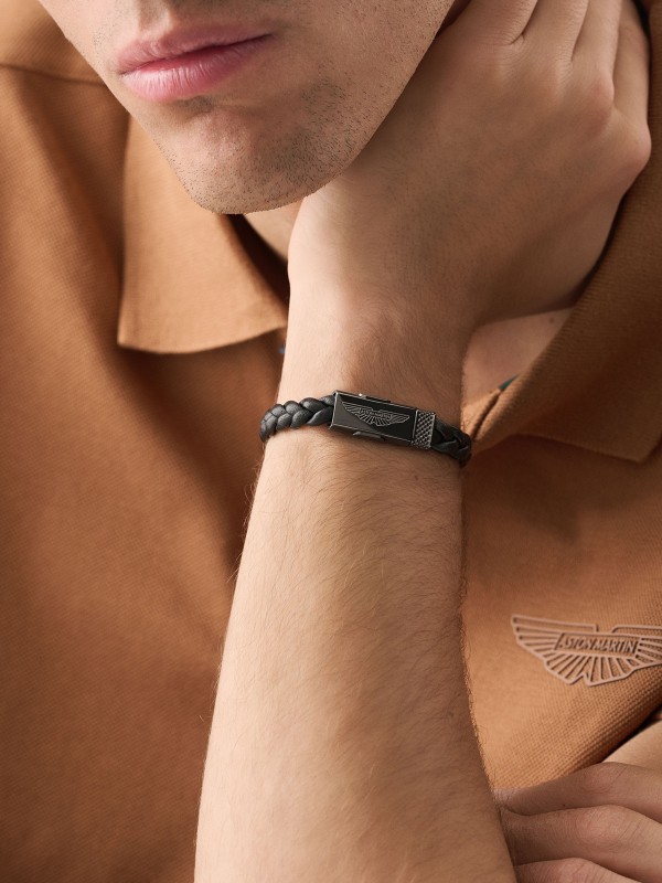 Muška Aston Martin kožna narukvica u crnoj boji sa gun metal pločicom i detaljima od nerđajućeg čelika. Moderan i sofisticiran dizajn. Naruči online!