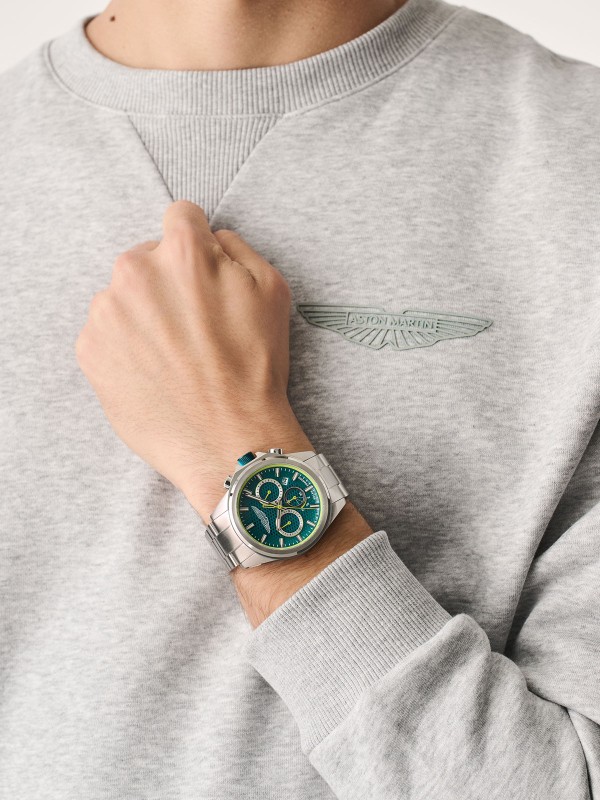 Aston Martin muški sportski sat sa solarnim hronografom i zelenim brojčanikom sa žutim detaljima. Kućište 44 mm i elegantan sportski dizajn. Naruči online!