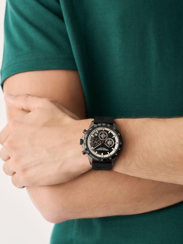 Aston Martin muški hronograf sa gun metal kućištem i crnim brojčanikom. Silikonska narukvica i prepoznatljiv sportski stil. Naruči online!