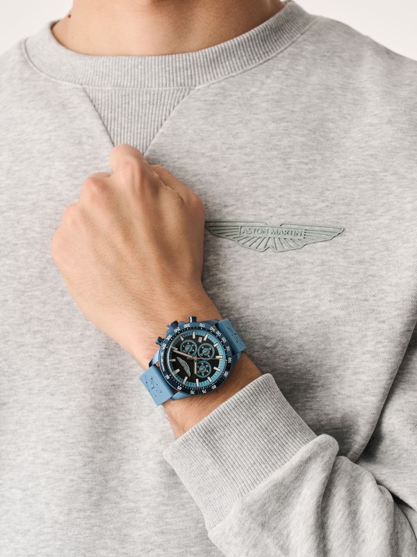 Aston Martin muški hronograf sa plavim kućištem od 44 mm i silikonskom narukvicom. Safirno staklo i vodootpornost do 100 m. Naruči online!
