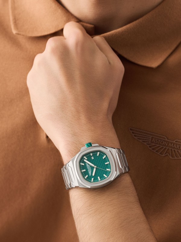 Aston Martin GPQ muški sat sa zelenim brojčanikom i kućištem od nerđajućeg čelika. Kućište 42 mm, datumski prikaz i elegantan dizajn. Naruči online!
