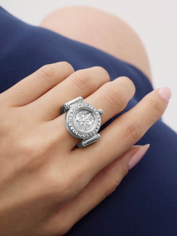 Guess ANNA ženski prsten-sat u srebrnoj boji sa cirkonima i kvarcnim mehanizmom. Elegantan i razigran dizajn. Naruči online!