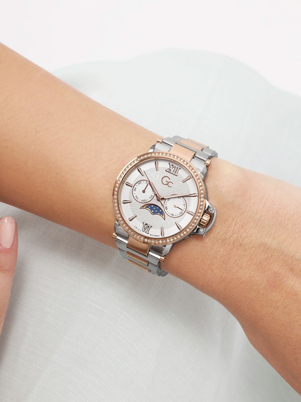 Gc Moon Chic ženski sat sa funkcijom mesečevih mena i kućištem u kombinaciji srebra i roze zlata sa cirkonima. Safirno staklo i elegantan dizajn. Naruči online!