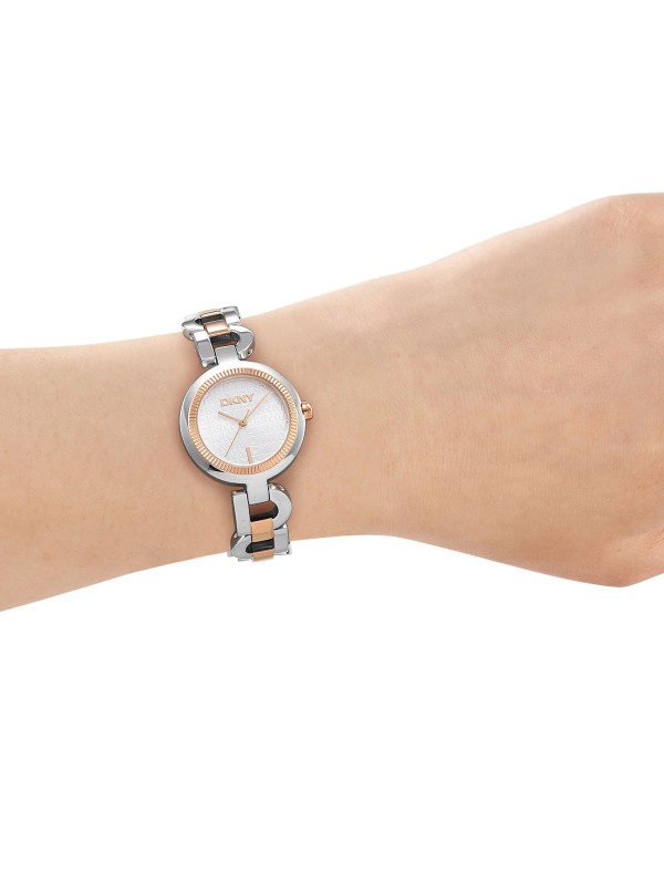 DKNY ženski analogni sat u kombinaciji srebra i roze zlata. Sofisticiran i elegantan dizajn za različite prilike. Naruči online!