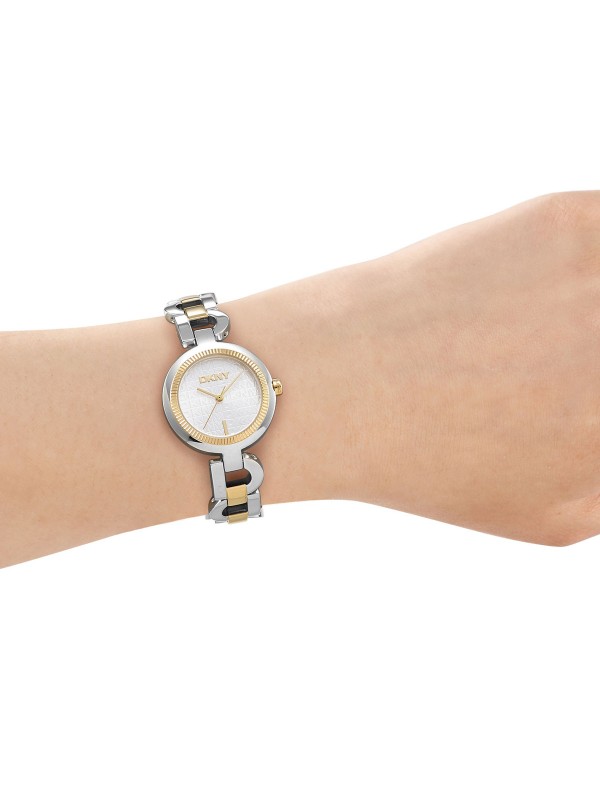 DKNY ženski analogni sat u kombinaciji srebra i žutog zlata sa srebrnim brojčanikom. Elegantan dizajn za svaku priliku. Naruči online!