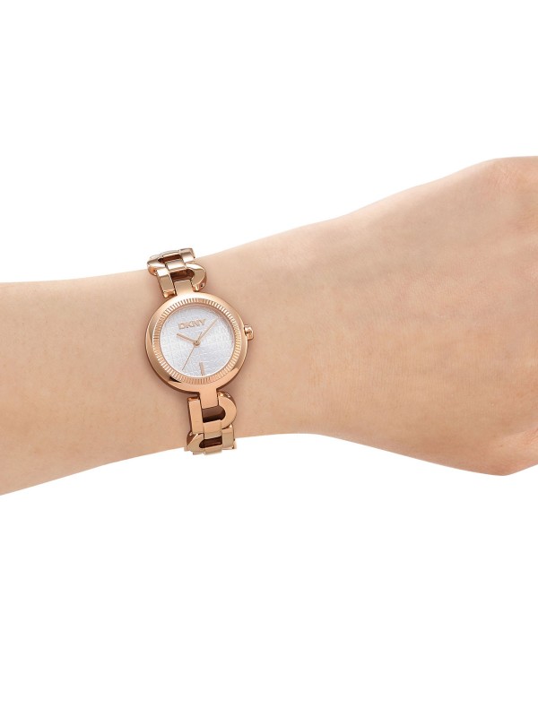 DKNY ženski sat u boji roze zlata sa srebrnim brojčanikom. Kvarcni mehanizam i moderan elegantan izgled. Naruči online!