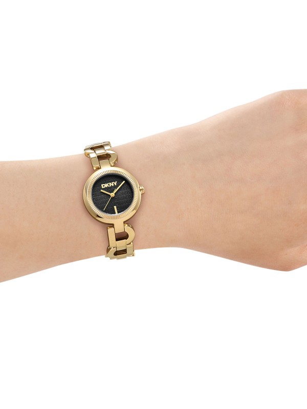 DKNY ženski analogni sat u boji žutog zlata sa crnim brojčanikom i DKNY logom. Elegantan i minimalistički dizajn. Naruči online!