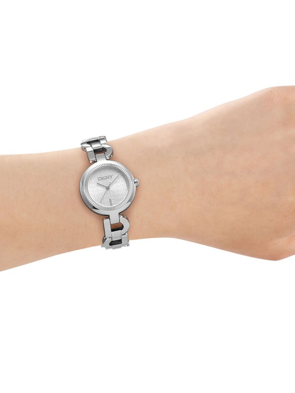 DKNY ženski sat u srebrnoj boji sa kvarcnim mehanizmom i mineralnim staklom. Klasičan dizajn za svaki dan. Naruči online!