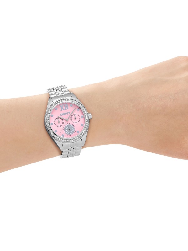 DKNY ženski multifunction sat sa roze brojčanikom i cirkonima. Srebrno kućište, kvarcni mehanizam i vodootpornost do 50 m. Naruči online!