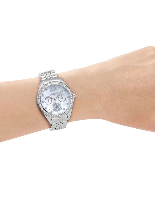 DKNY ženski multifunction sat od 36 mm sa belim safirnim brojčanikom i cirkonima. Srebrna boja i sofisticiran izgled. Naruči online!