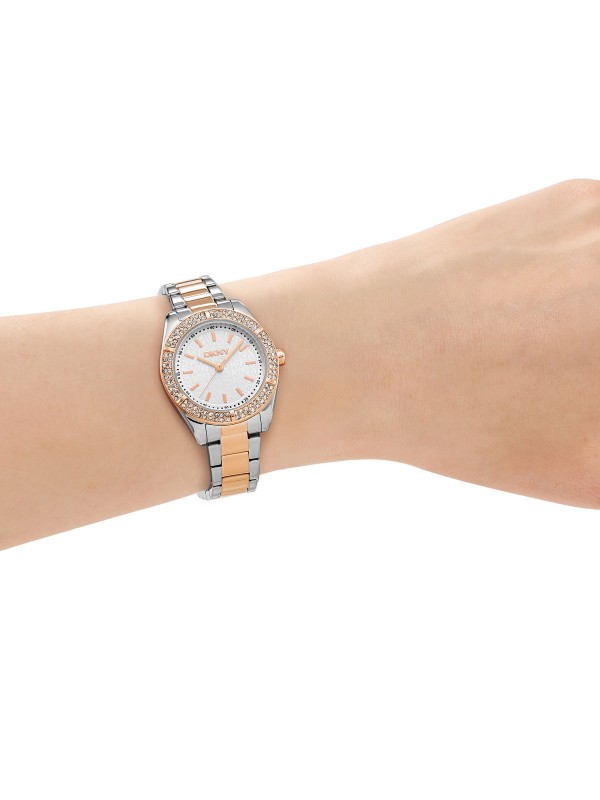DKNY ženski analogni sat u kombinaciji srebra i roze zlata sa cirkonima. Mineralno staklo i elegantan izgled. Naruči online!