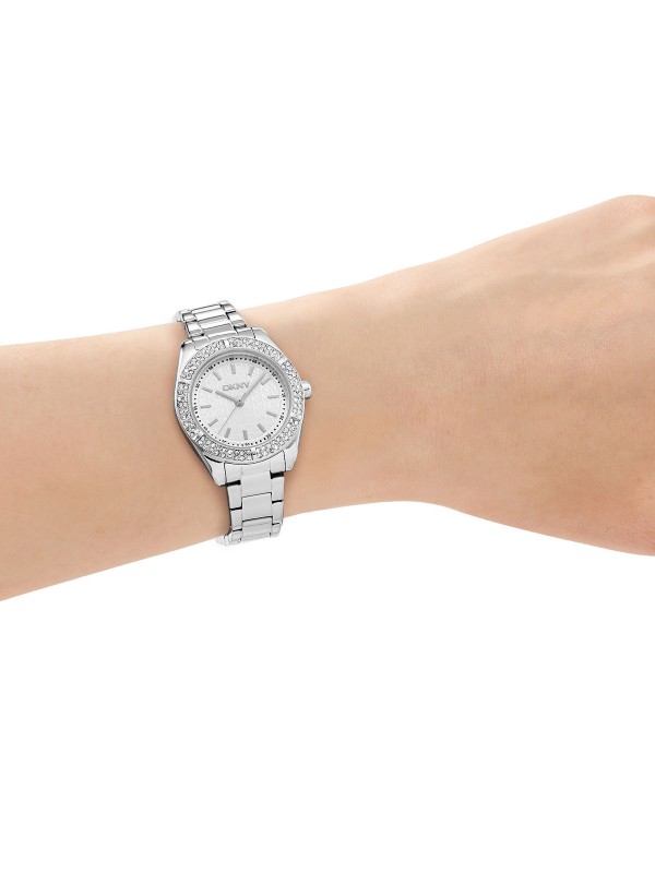 DKNY ženski analogni sat u srebrnoj boji sa cirkonima. Klasičan i elegantan dizajn za svaku priliku. Naruči online!