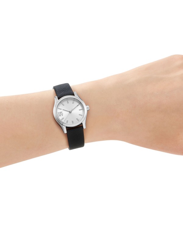 DKNY ženski analogni sat sa crnom kožnom narukvicom i srebrnim kućištem. Elegantan i sofisticiran izgled. Naruči online!