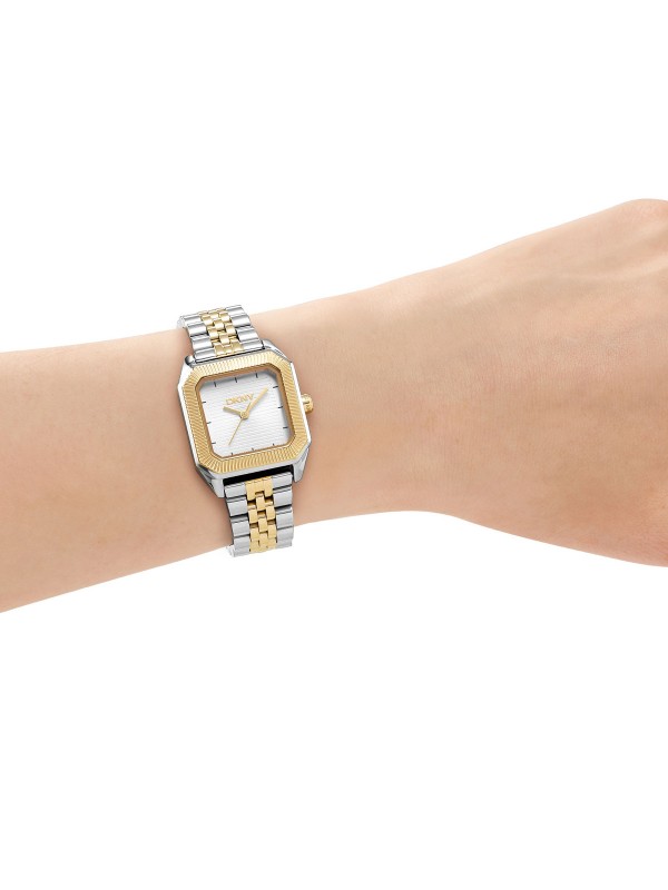 DKNY ženski analogni sat sa kvadratnim kućištem u kombinaciji srebra i žutog zlata. Minimalistički i elegantan dizajn. Naruči online!