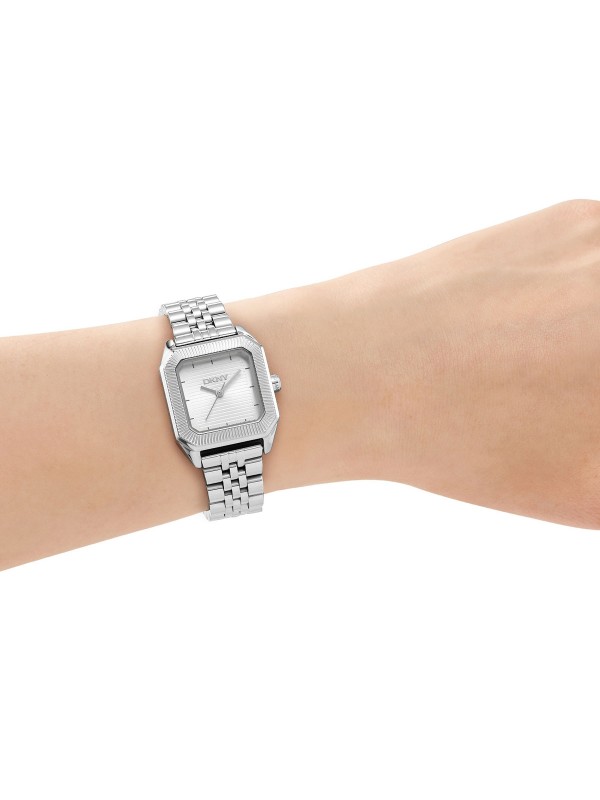 DKNY ženski analogni sat u srebrnoj boji sa kvadratnim kućištem. Elegantan i minimalistički dizajn. Naruči online!