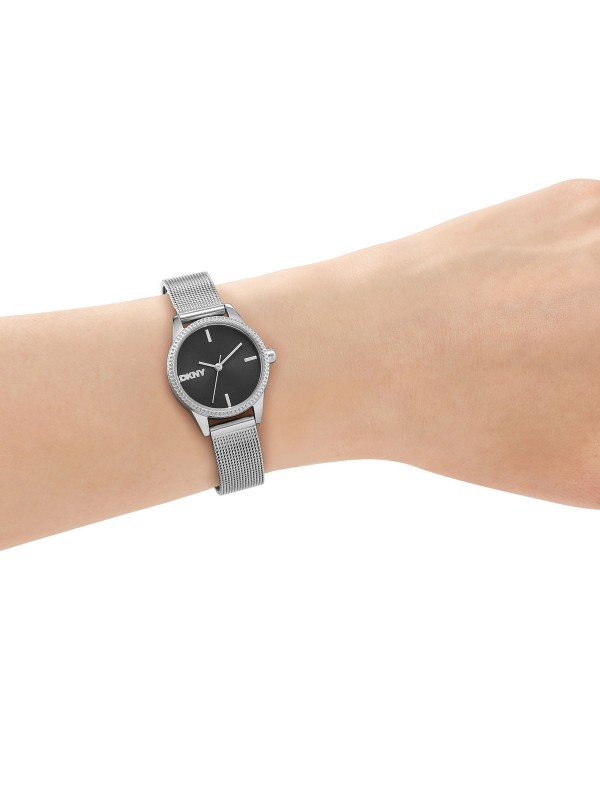 Ženski DKNY analogni sat u srebrnoj boji sa mesh narukvicom. Minijaturan i elegantan dizajn za svaki dan. Naruči online!