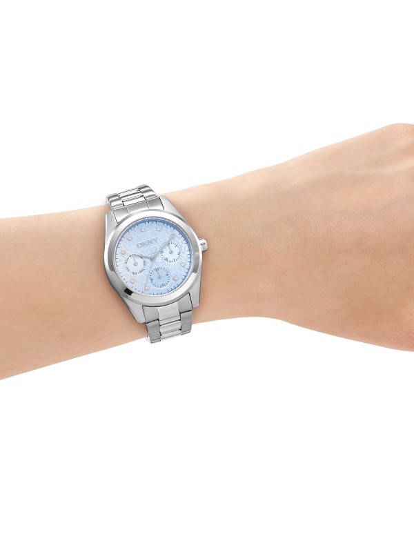 DKNY ženski multifunction sat sa svetloplavim brojčanikom i cirkonima. Srebrno kućište i moderan elegantan izgled. Naruči online!