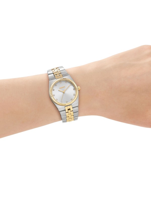 DKNY ženski sat u kombinaciji srebra i žutog zlata sa cirkonima na markerima. Rafiniran i elegantan dizajn. Naruči online!