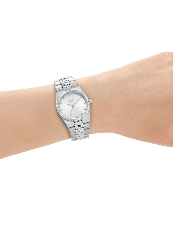 DKNY ženski analogni sat u srebrnoj boji sa cirkonima. Klasičan i elegantan dizajn za različite prilike. Naruči online!