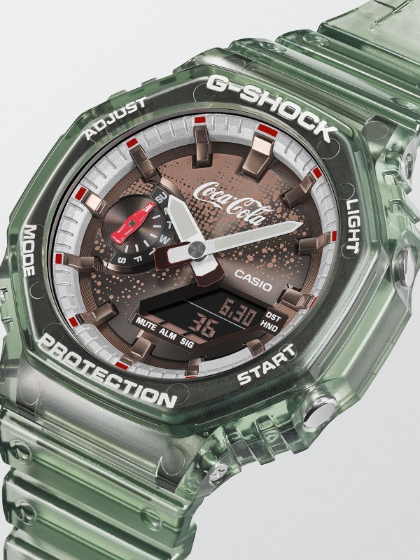 G-SHOCK GA-2100CC-3AER sat iz Coca-Cola saradnje sa karbonskim kućištem i vodootpornošću 200 m. Analogno-digitalni prikaz i moderan dizajn.