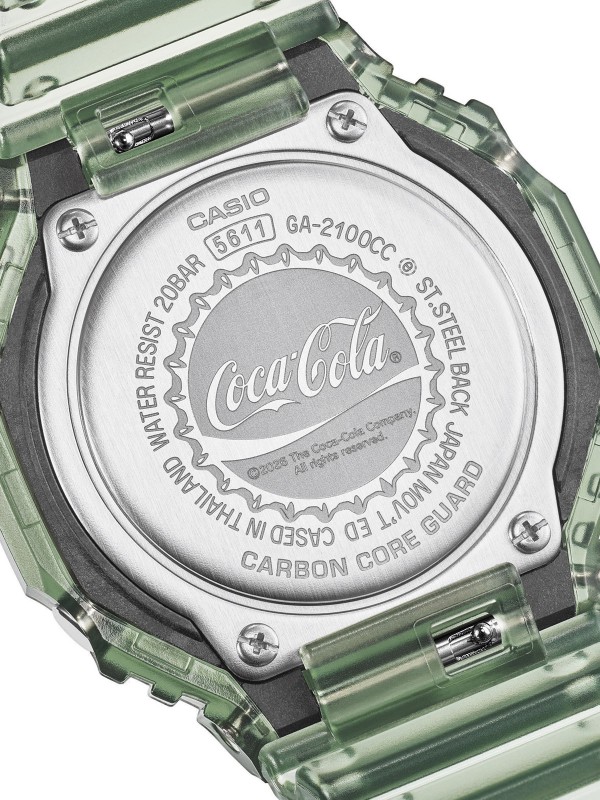 G-SHOCK GA-2100CC-3AER sat iz Coca-Cola saradnje sa karbonskim kućištem i vodootpornošću 200 m. Analogno-digitalni prikaz i moderan dizajn.