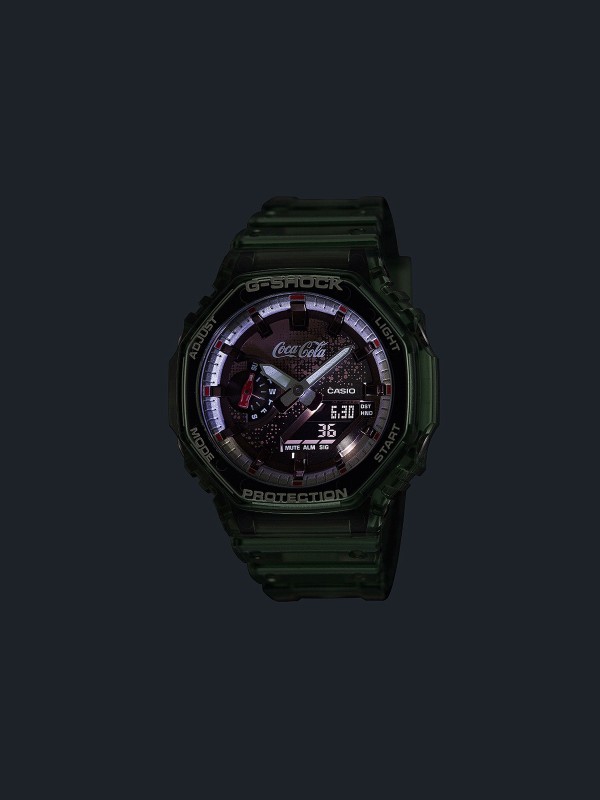 G-SHOCK GA-2100CC-3AER sat iz Coca-Cola saradnje sa karbonskim kućištem i vodootpornošću 200 m. Analogno-digitalni prikaz i moderan dizajn.