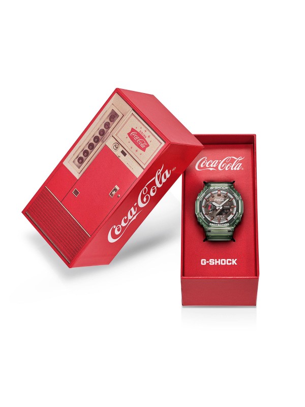 G-SHOCK GA-2100CC-3AER sat iz Coca-Cola saradnje sa karbonskim kućištem i vodootpornošću 200 m. Analogno-digitalni prikaz i moderan dizajn.