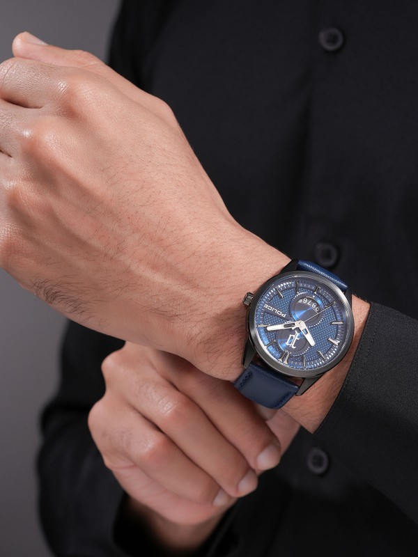 Police StyleShift muški sat u gun metal boji sa teget kožnom narukvicom i kvarcnim mehanizmom. Elegantan stil i vodootpornost 50 m.