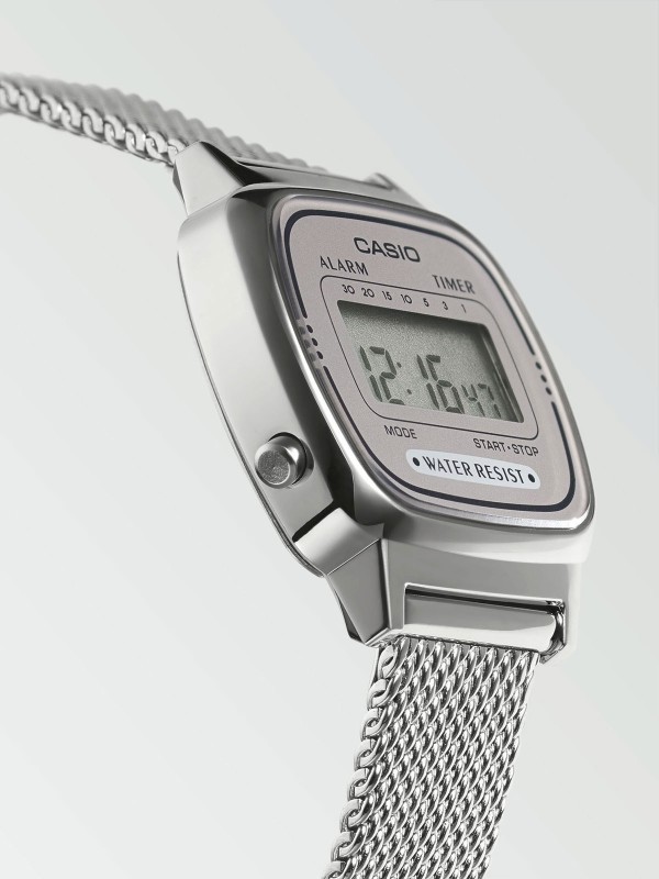 Elegantan CASIO Vintage LA670WEM-7EF ženski sat mini dimenzija. Srebrni ton sa mesh narukvicom, 7 predefinisanih tajmera i retro digitalnim stilom.