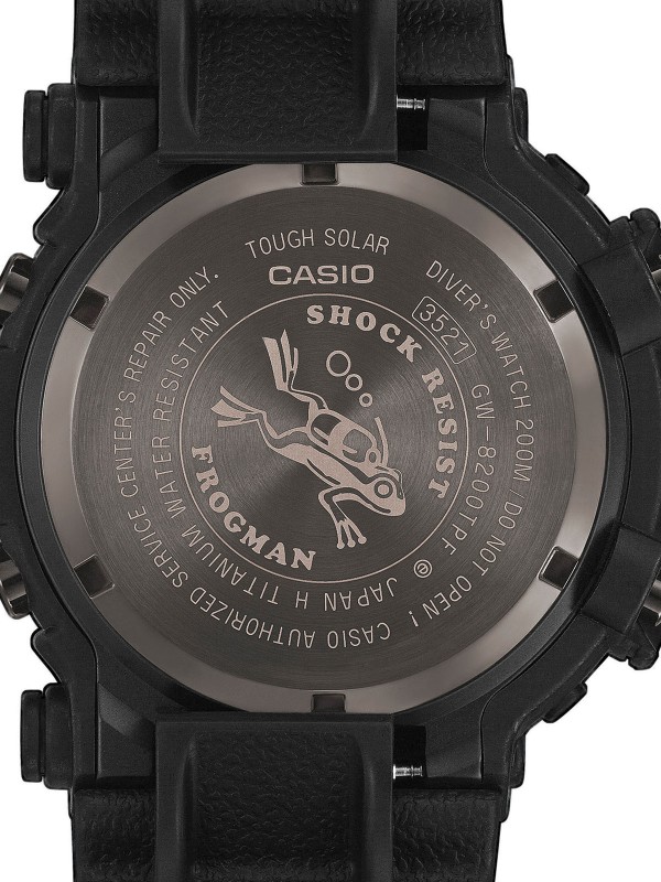 G-SHOCK Frogman GW-8200 sportski sat inspirisan tropskom žabom. Kućište od titanijuma i bio-smole. Solarno napajanje, plima i oseka, 200m vodootpornost.