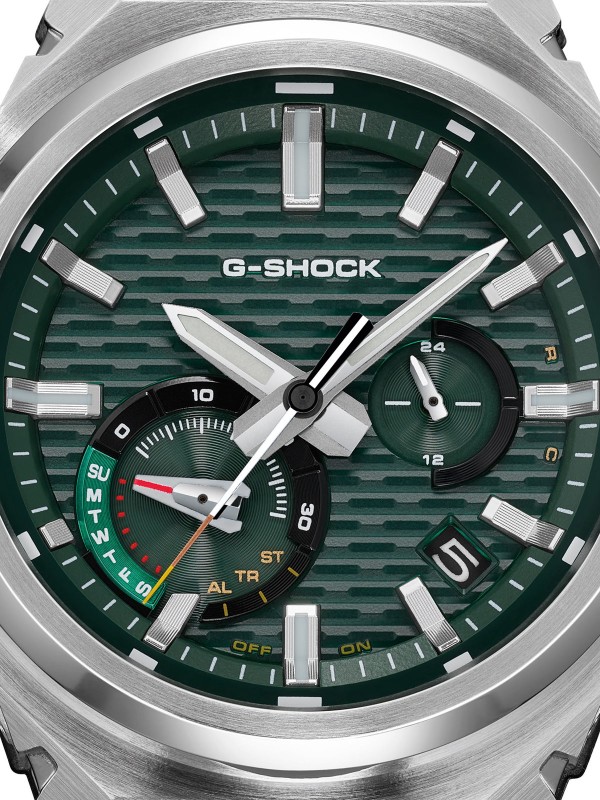 G-SHOCK G-STEEL GST-B1000. Čelični sportski sat sa zelenim brojčanikom. Sadrži Bluetooth, solarno napajanje i vrhunsku otpornost na udarce. Vodootporan 200m.