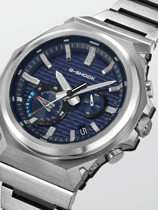 G-SHOCK G-STEEL GST-B1000. Čelični sportski sat sa teget brojčanikom. Sadrži Bluetooth, solarno napajanje i vrhunsku otpornost na udarce. Vodootporan 200m.