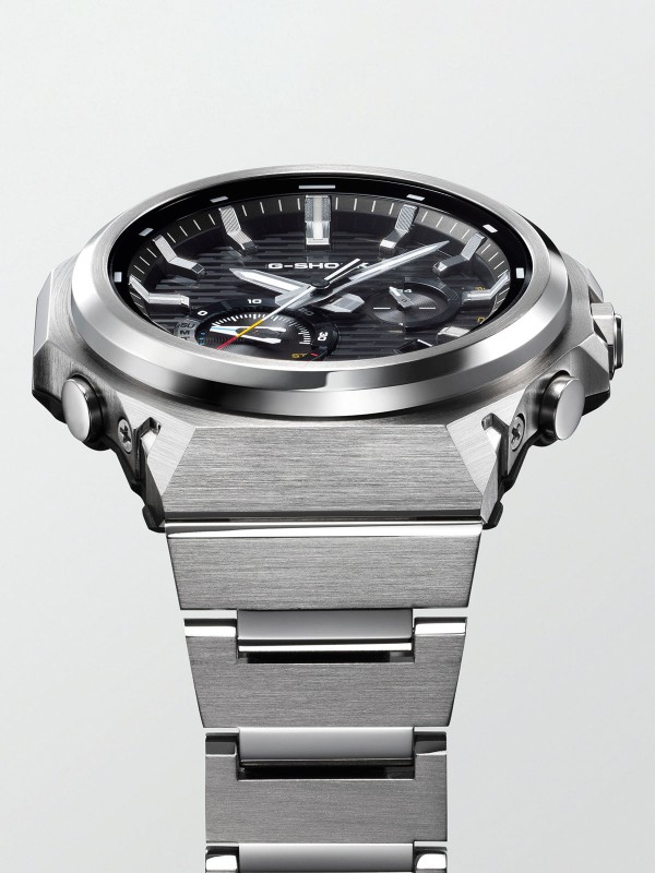 G-SHOCK G-STEEL GST-B1000. Čelični sportski sat sa crnim brojčanikom. Sadrži Bluetooth, solarno napajanje i vrhunsku otpornost na udarce. Vodootpornost 200m.