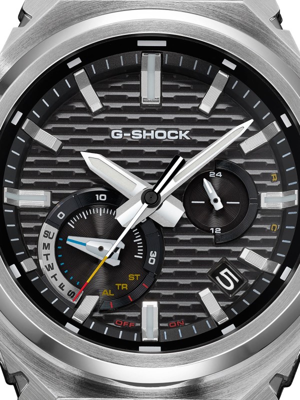 G-SHOCK G-STEEL GST-B1000. Čelični sportski sat sa crnim brojčanikom. Sadrži Bluetooth, solarno napajanje i vrhunsku otpornost na udarce. Vodootpornost 200m.