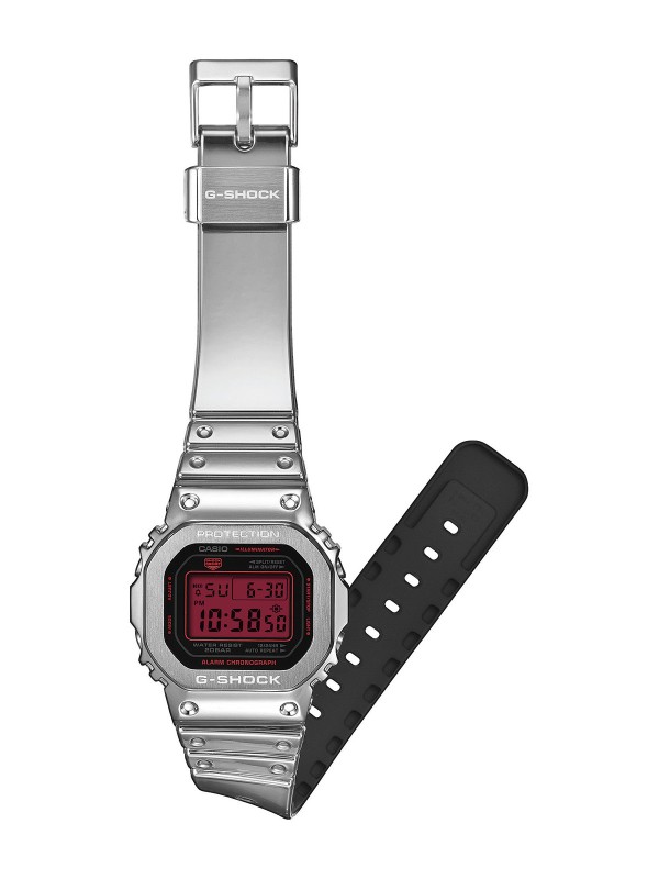 Limitirani G-SHOCK GM-5600 iz Fine Metallic serije. Srebrno čelično kućište i silikonska narukvica u kontrastu sa crvenim displejem. Vodootpornost 200m.