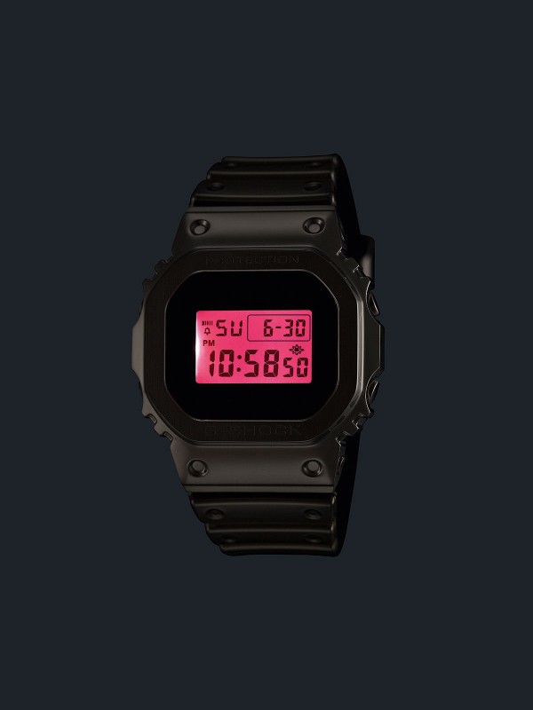 Limitirani G-SHOCK GM-5600 iz Fine Metallic serije. Srebrno čelično kućište i silikonska narukvica u kontrastu sa crvenim displejem. Vodootpornost 200m.