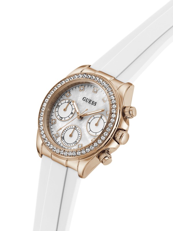 GUESS Victoria ženski sat od 36mm u tonu roze zlata sa cirkonima i belim sedefom. Bela silikonska narukvica i vodootpornost 50m. Spoj sportskog duha i luksuza.