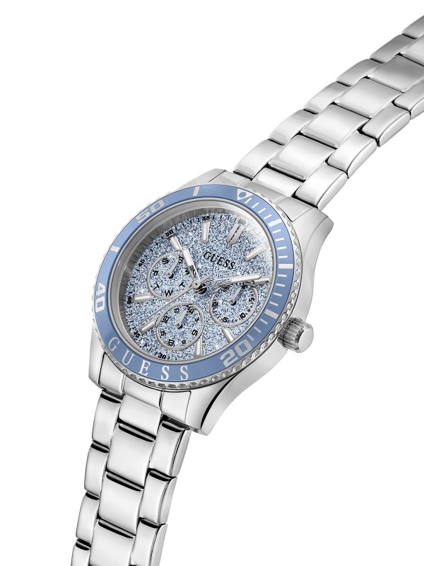 Upečatljiv GUESS Mariana ženski sat od 36mm u srebrnom tonu. Ledeno plavi brojčanik sa šljokicama, plava korona i multifunkcionalni mehanizam. Vodootporan 30m.