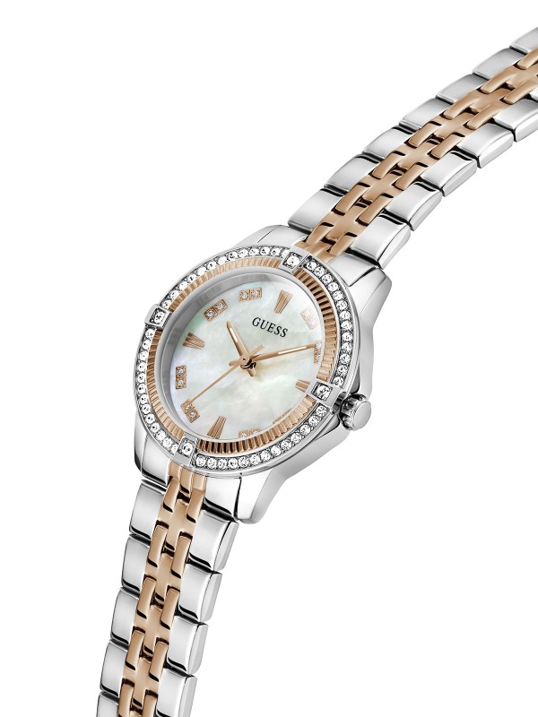 Elegantan GUESS Colette ženski sat. Two-tone dizajn (srebro/roze zlato) od 32mm sa cirkonima i belim sedefastim brojčanikom. Vodootporan do 30m.