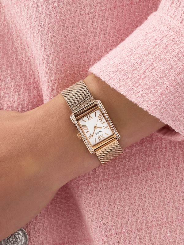 Elegantan GUESS Bonnet ženski sat pravougaonog oblika. Kućište od 23mm u tonu roze zlata sa cirkonima i mesh narukvicom. Beli brojčanik i vodootpornost do 30m.