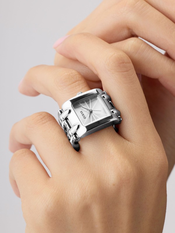 GUESS Mod Heavy Metal GW1025L1 ženski prsten-sat (S). Smeo i moderan dizajn u srebrnom tonu sa kućištem od 19,5mm i srebrnim brojčanikom. Vodootpornost 30m.